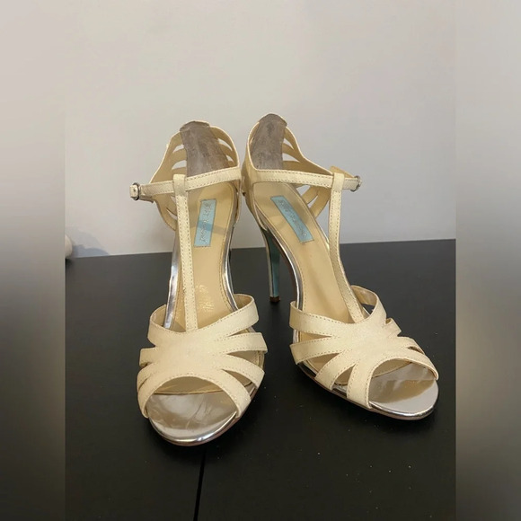Betsey Johnson cream glitter heels with t strap and buckle closure 9.5 wedding - Picture 1 of 13